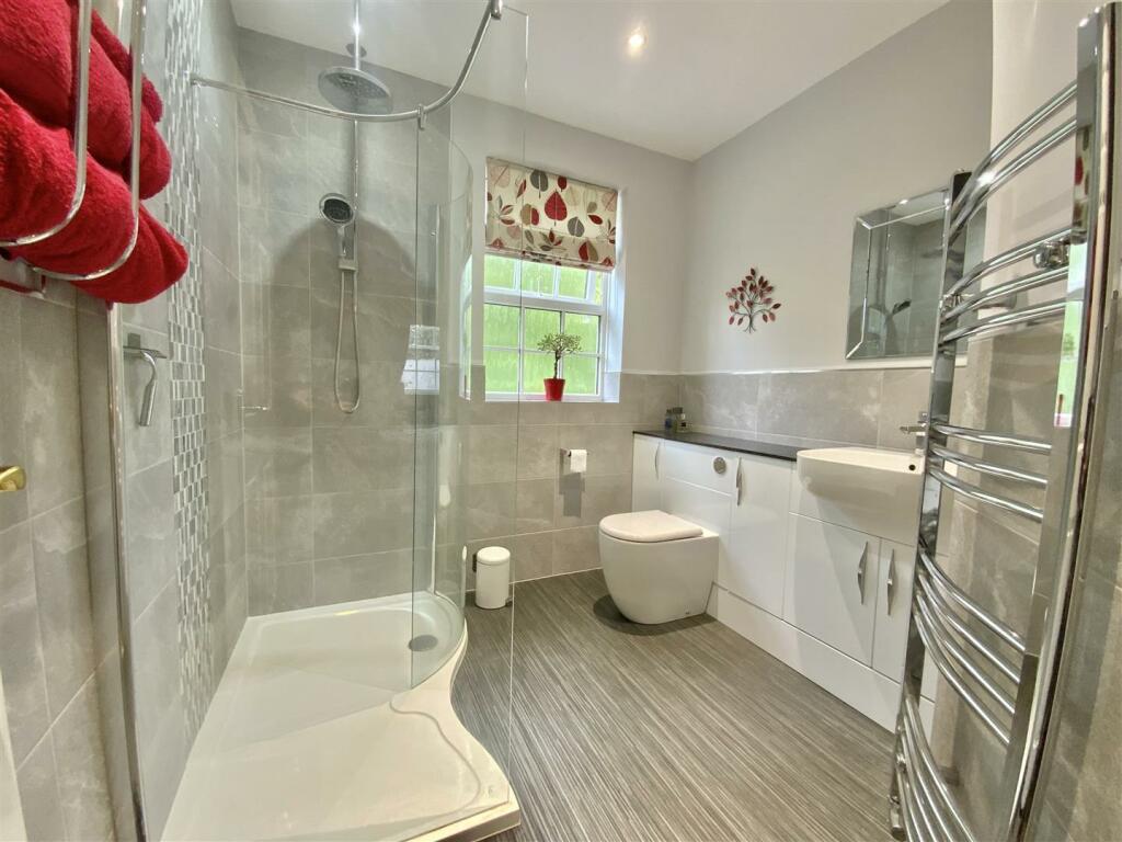 Master Bedroom - En-suite (2nd Floor)