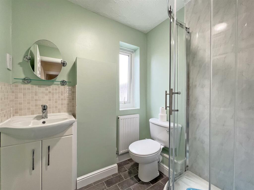 Warspite Gardens 10 - En Suite.jpg