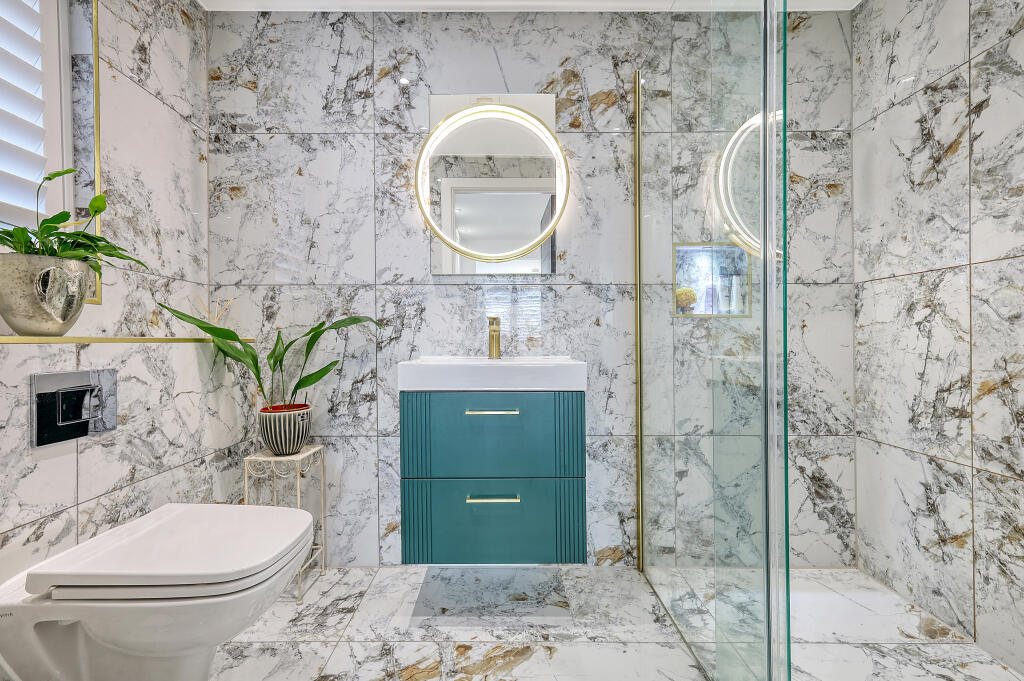 Fully Tiled en-suite