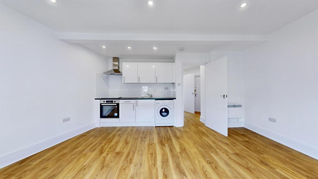 flat 3, 140 Bethnal Green Road - UxSkJGBZEBhBgQL6b