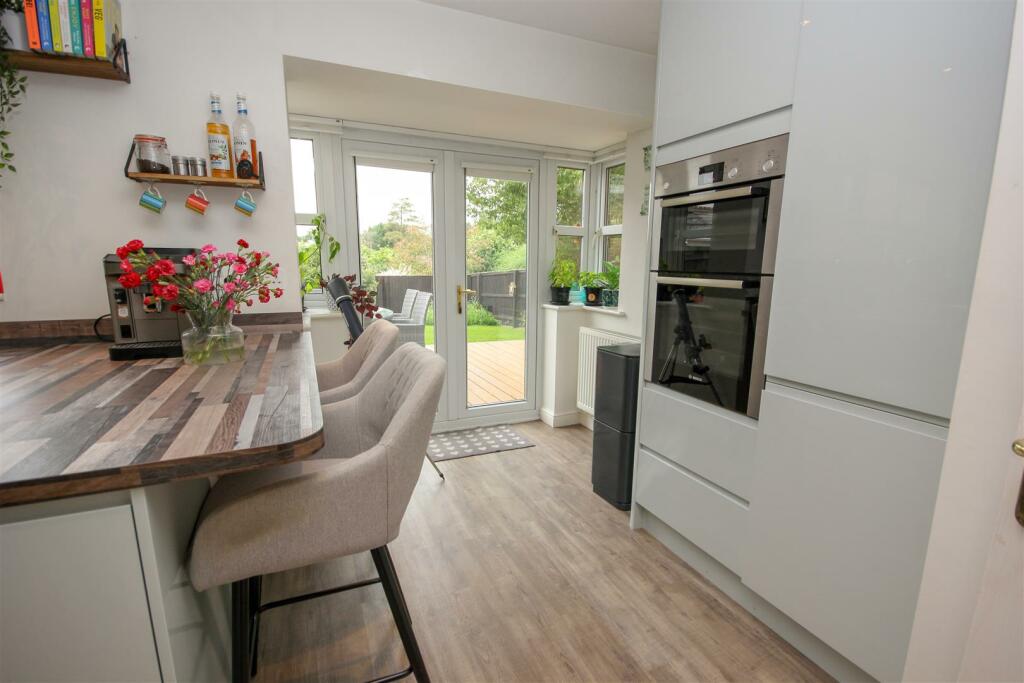 Breakfast Area.jpg
