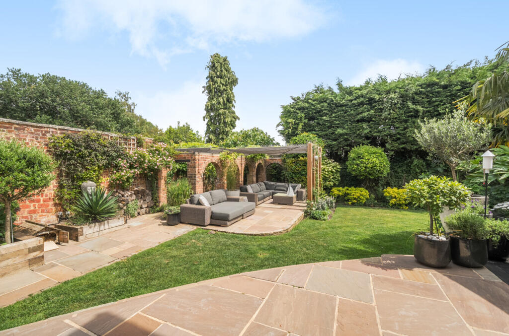 1300987-12-683844...