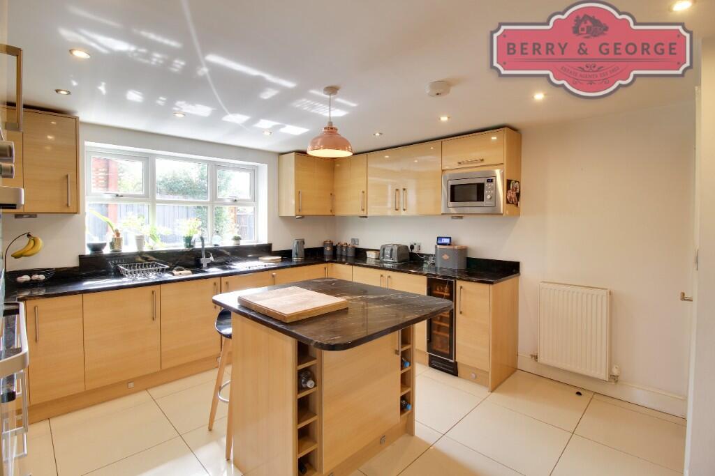 KITCHEN / BREAKFAST
