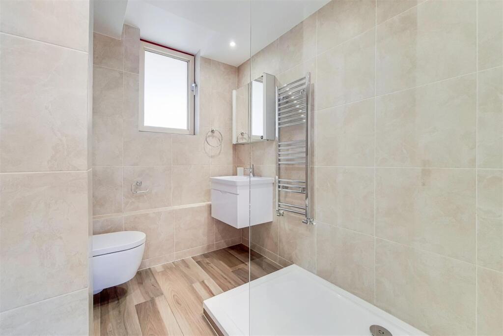 10_Main Ensuite-0.jpg