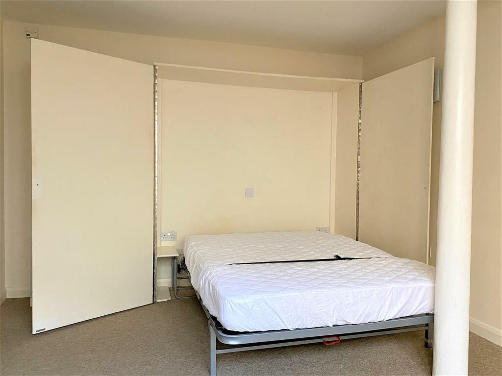Bed 1.jpg