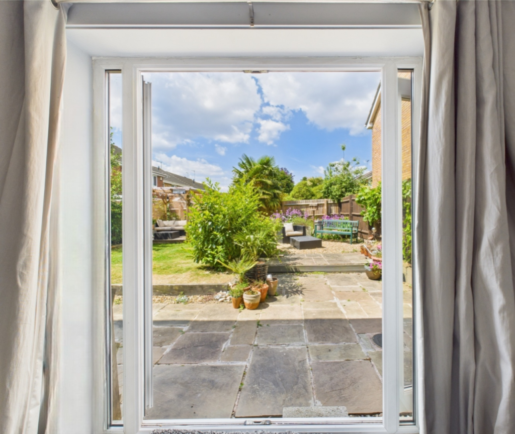 Lrg_CAM04922G0-PR0028-STILL003-Photoroom