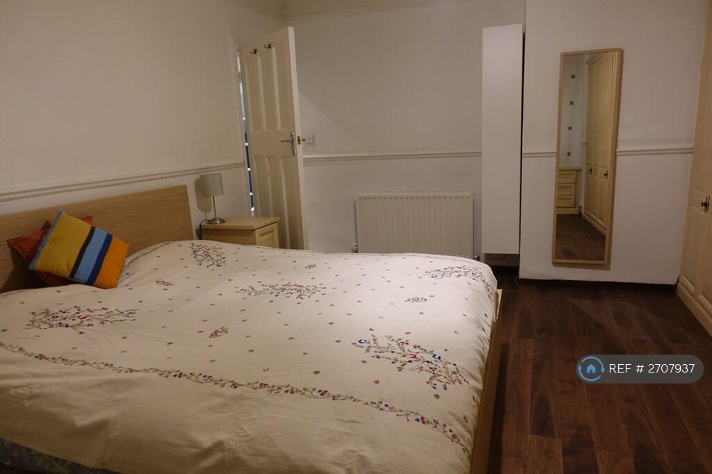 Master Bedroom - View 4