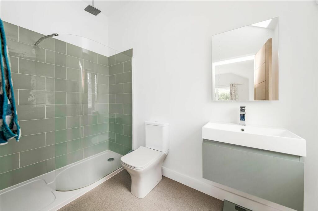 EN-SUITE SHOWER ROOM