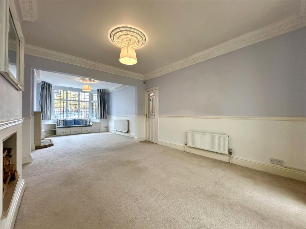Dining / Living Room Aspect 3