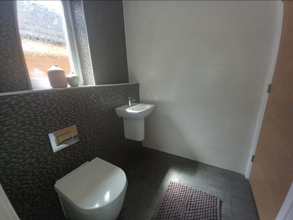 GROUND FLOOR CLOAKROOM