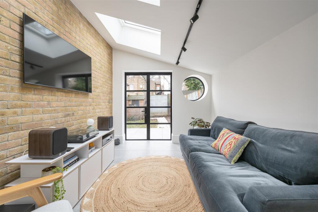 Colchester Road, E10