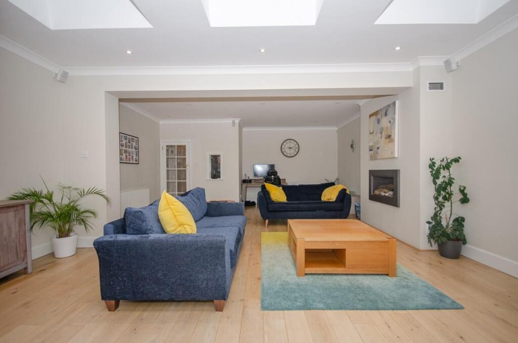 Family room pic 3.jpg