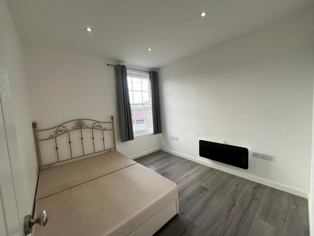 Flat 1, 109 West Street Bedroom.jpg