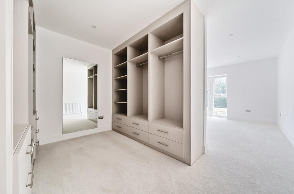 1295998-19-683042...