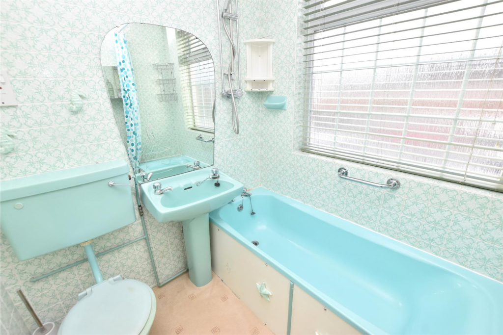 BATHROOM/WC