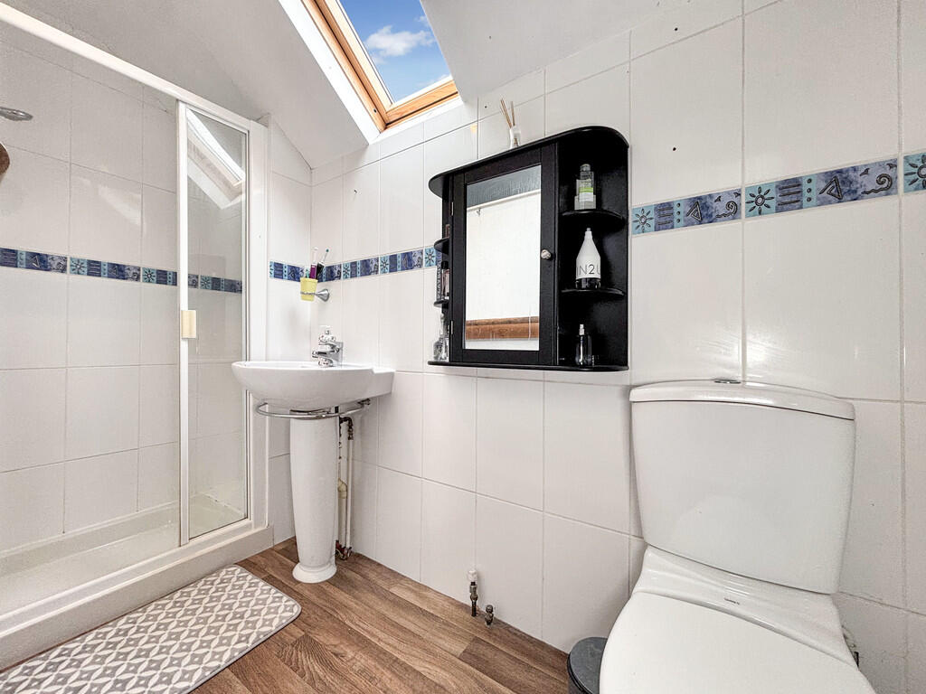 Bedroom 2 en suit...