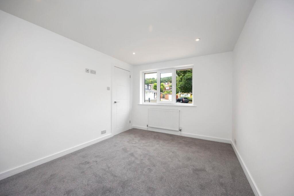 Cowdens Close 1a LOUNGE2.jpeg