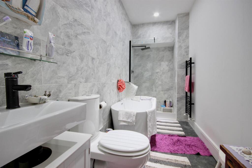 BATHROOM /W.C.