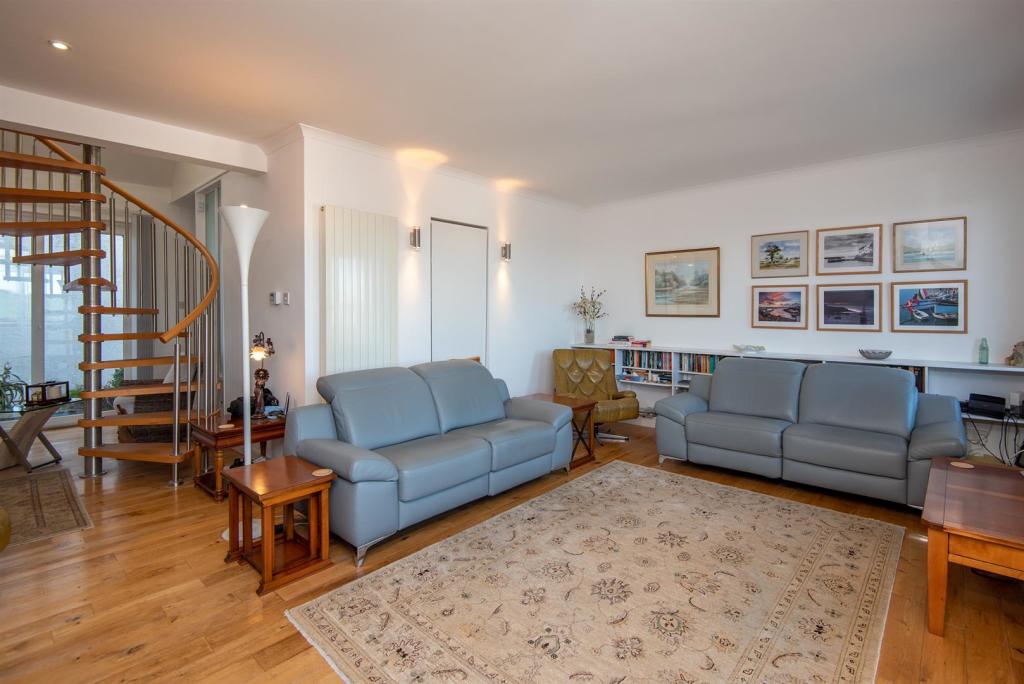 Lounge 1.jpg