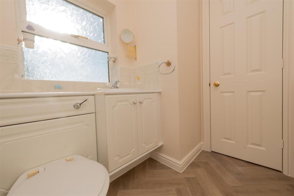 En-suite Shower Room / WC: