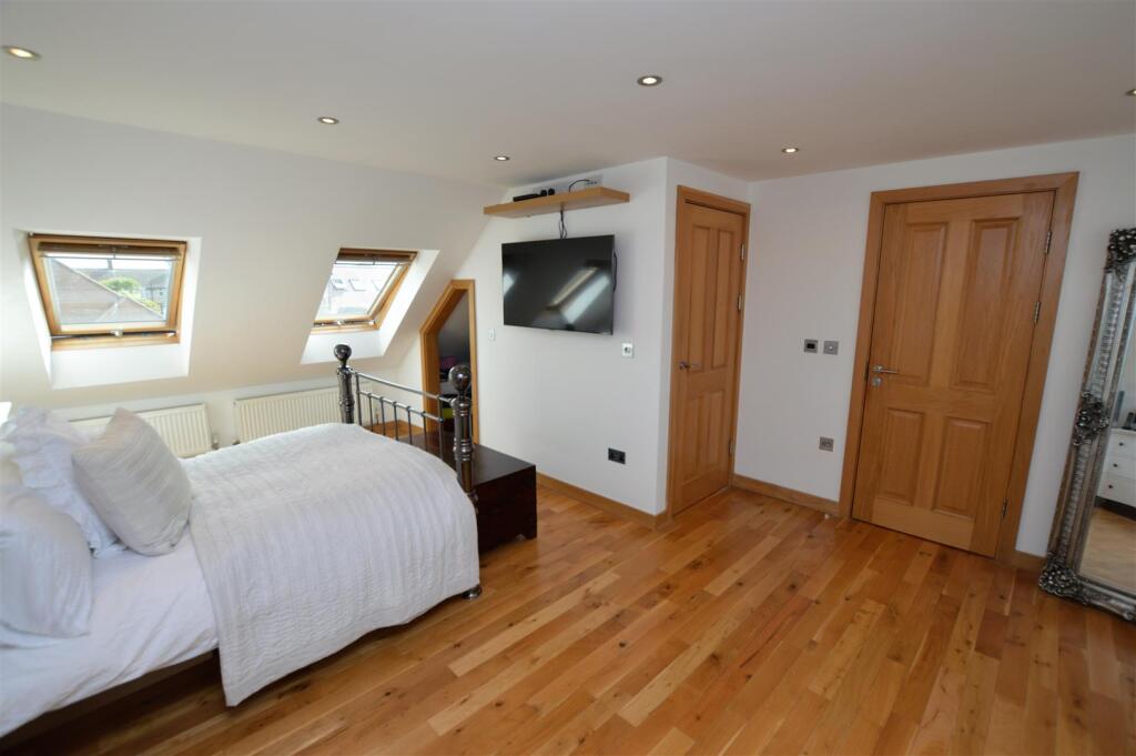 15 The Ridge bed1.JPG