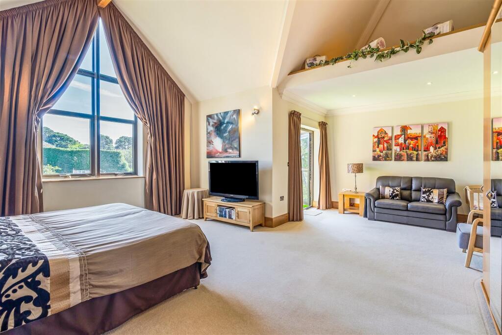 11 Brudenell Avenue 323847 (25).jpg