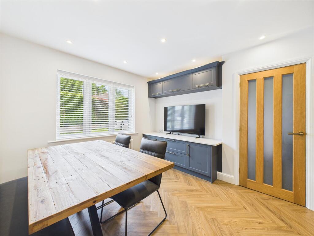 Spacious Lounge/Dining Area