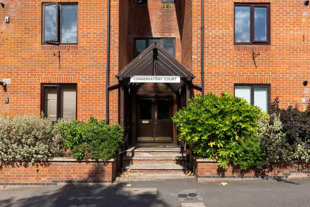 Exterior 3 For Sale 3 Bedroom Flat Conservatory Court Upper Nowood SE19 www.steele.london