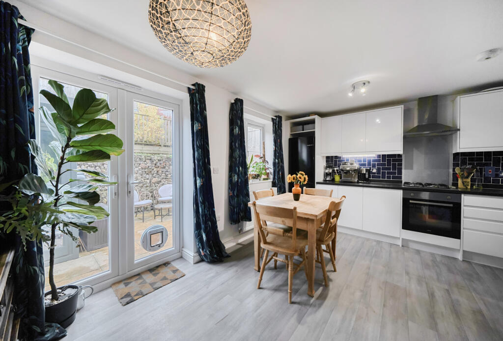 1364323-9-68e6398...