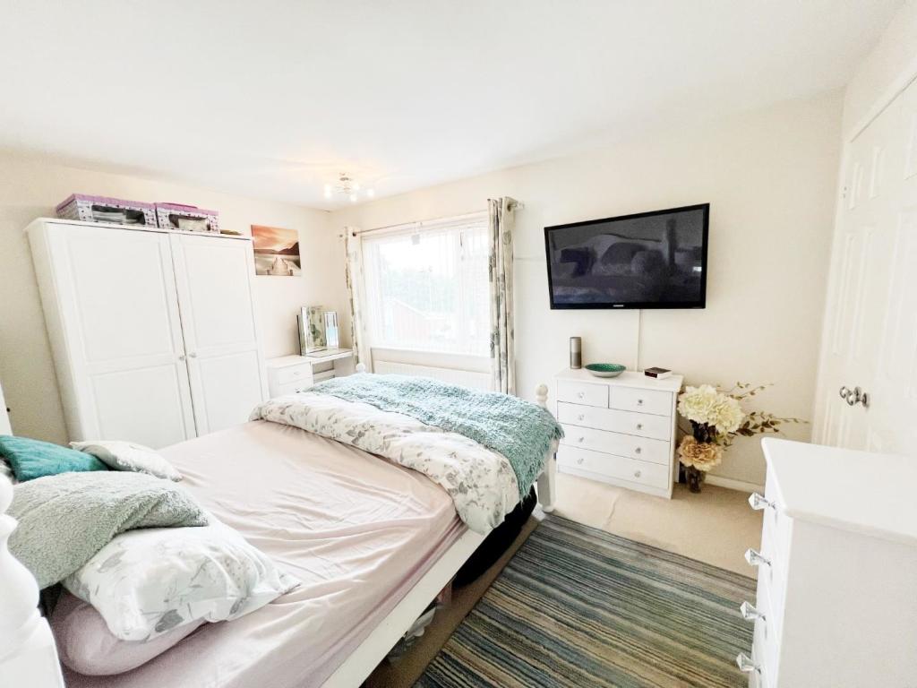 Bedroom 1 pic 1.jpg