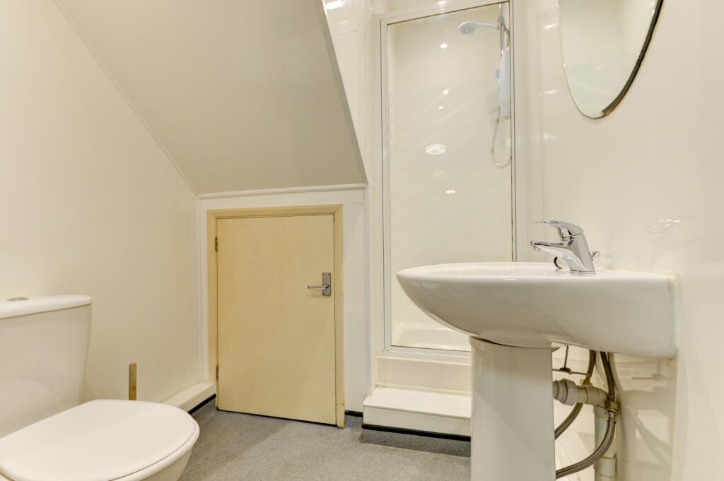 16 Beaconsfield Road Bathroom 2