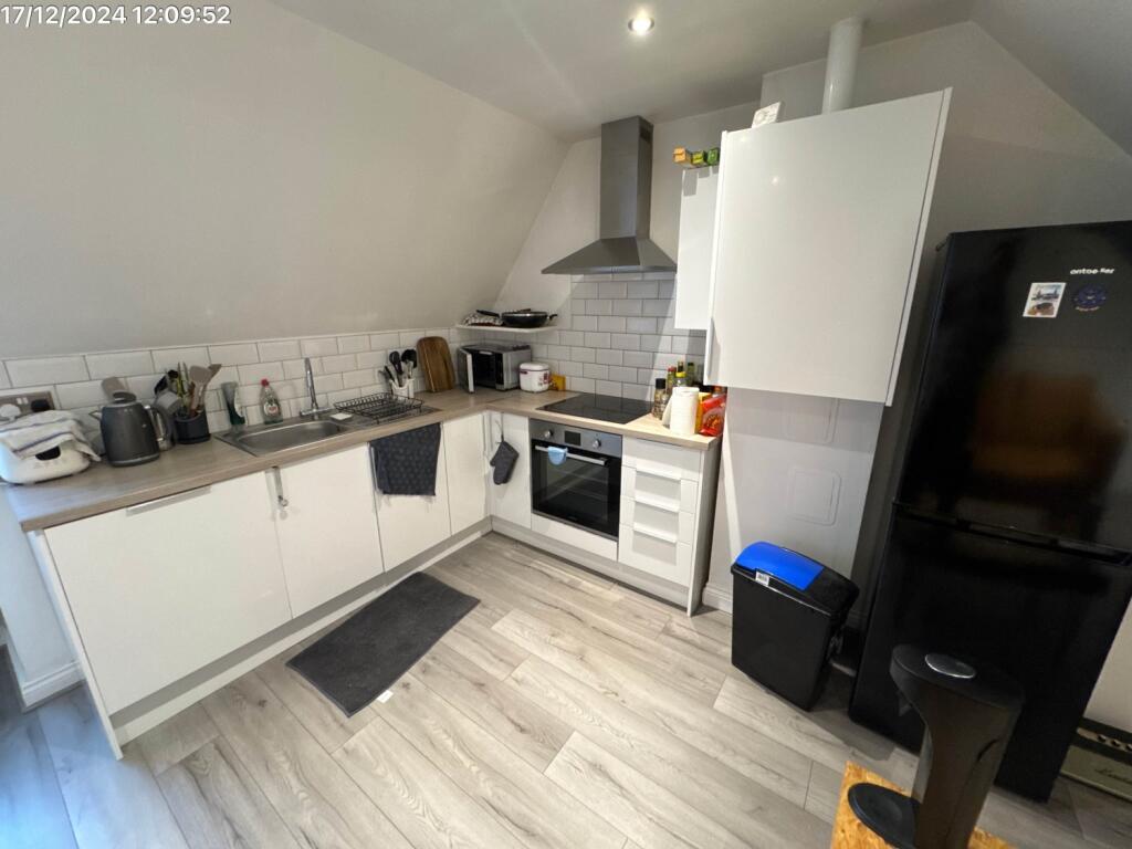 Flat370aWhiteladiesR-Kitchen-14448871-31-0