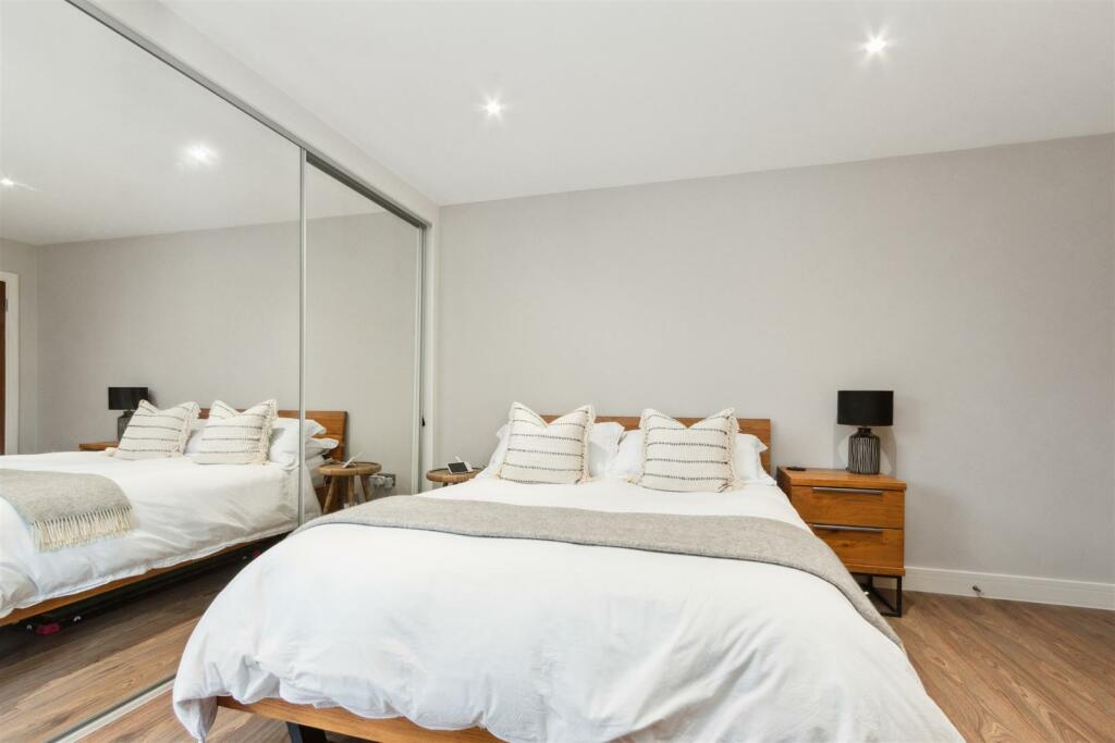 9 Vulcan House bedroom 1b.jpg