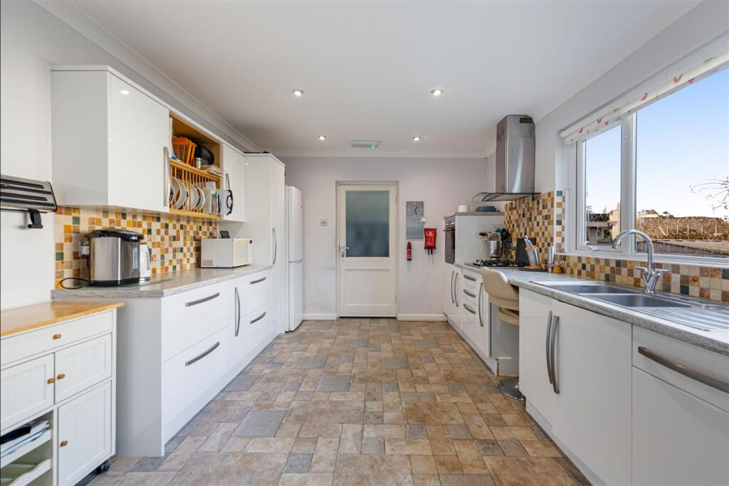 A16 - Southway Headland Road, Torquay - 251203.jpg