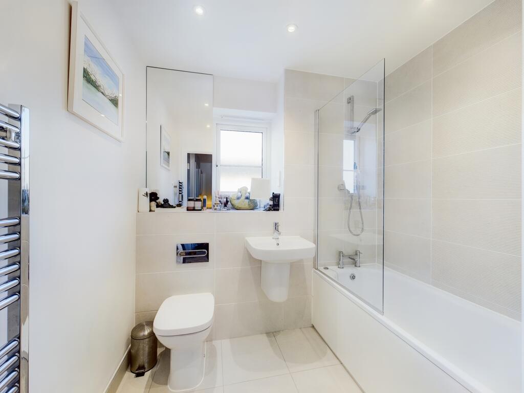 CAM01354G0-PR0042-STILL007