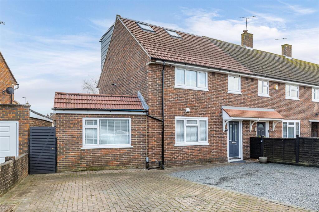 28 Cornwall Avenue, Byfleet, KT14 7EY - 26.jpg
