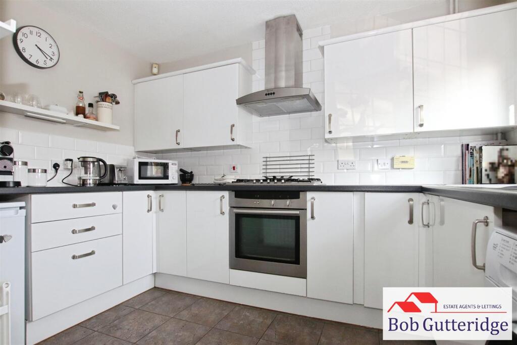 FITTED KITCHEN
