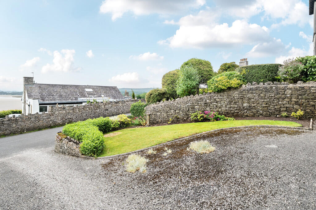 Communal Front Ga...