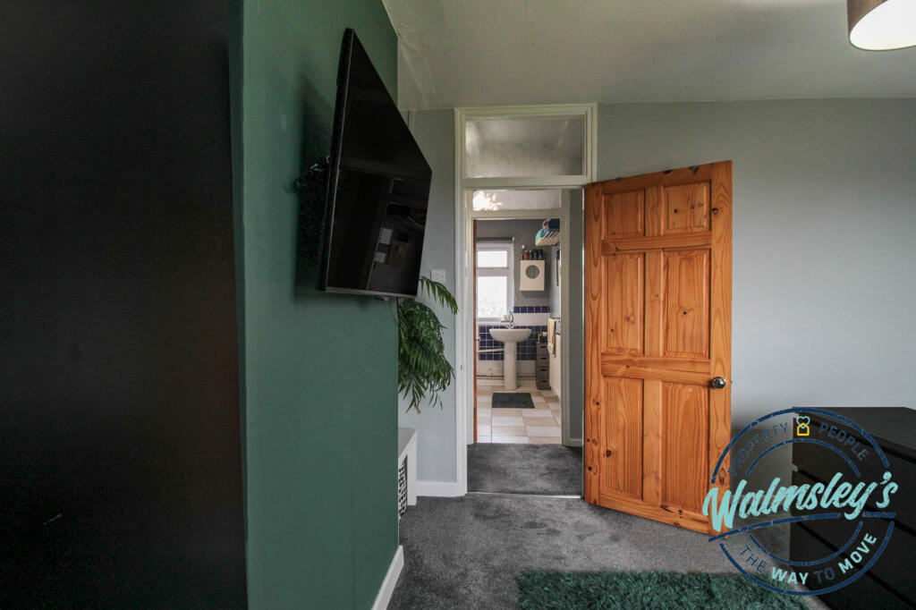 Main bedroom towards inner hallway &amp; bathroom