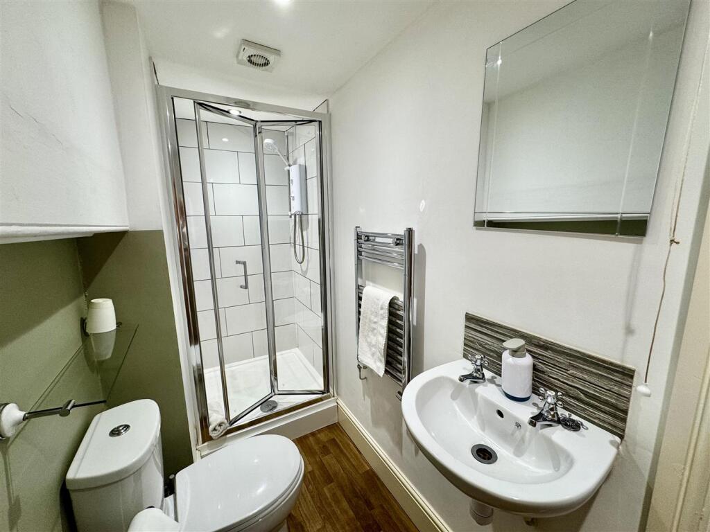 EN-SUITE SHOWER ROOM