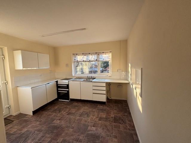 Flat 1A High Street, Headley. kitchen 3.jpg