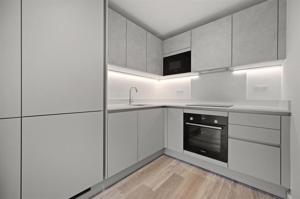 CRC- bejoux court- flat 17- kitchen 3 (1).JPG