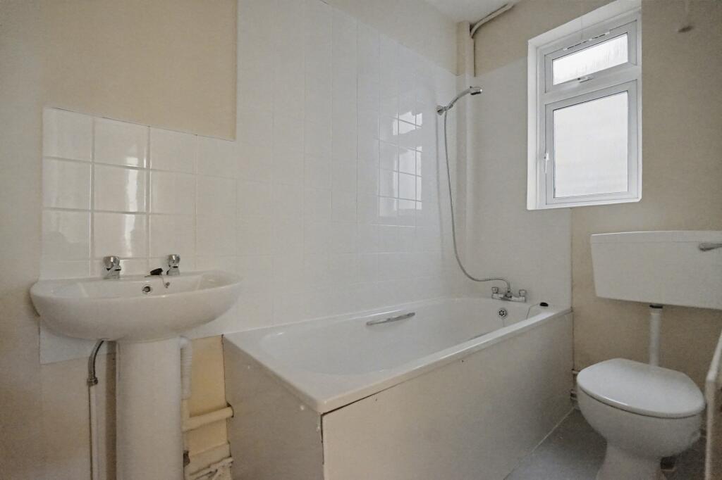 Flat A, 72 Earlsfield Road, Wandsworth, London, SW18 3DN