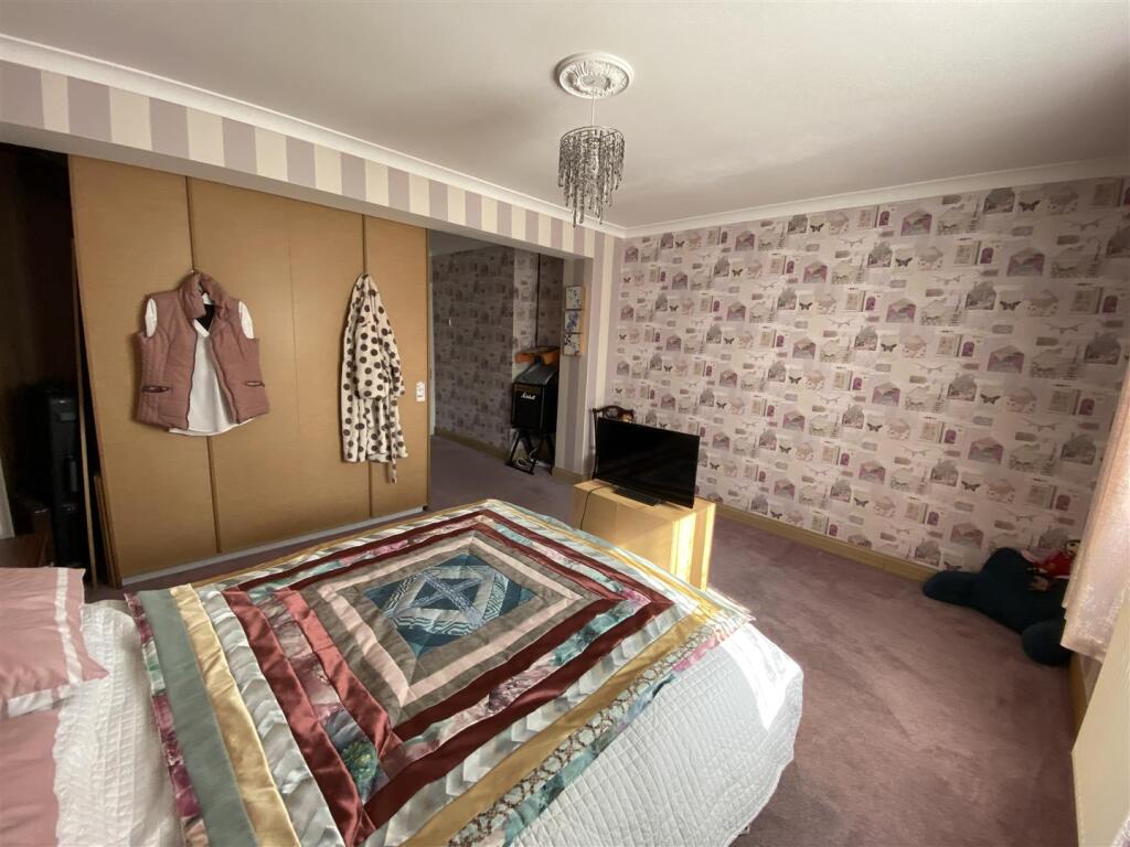 Bedroom no.1 rear double: