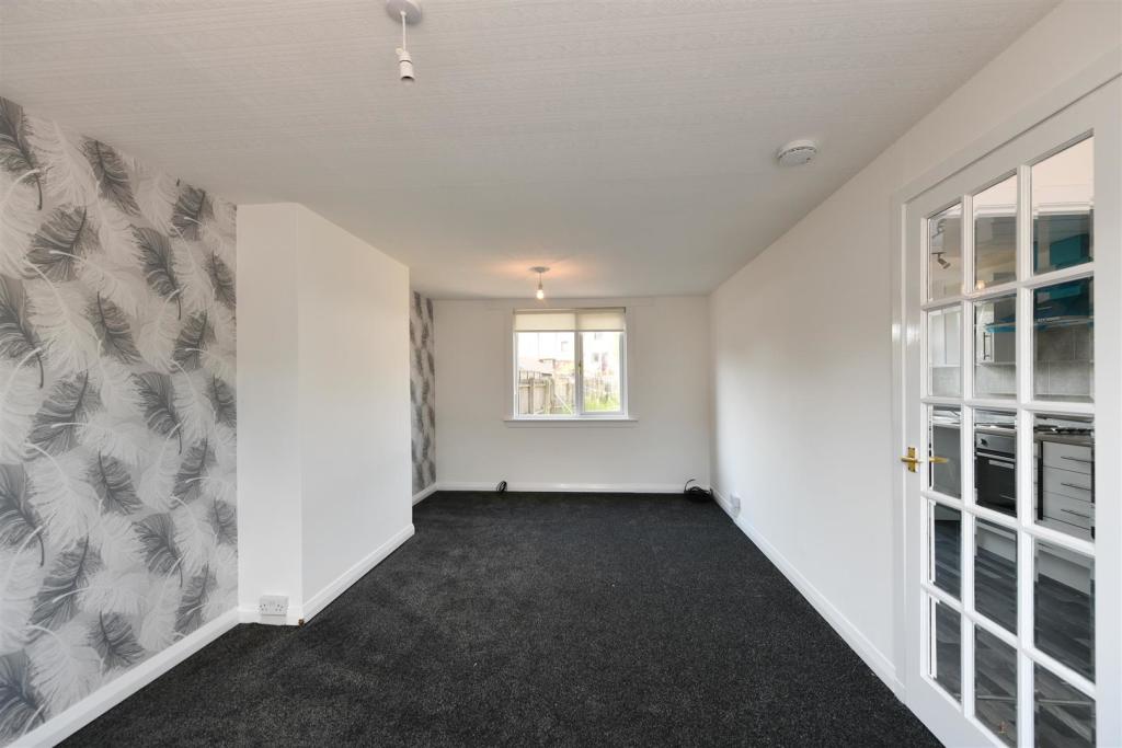 11 Holehouse Drive Lounge2.jpg