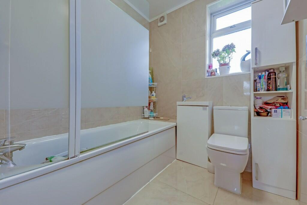 En suite bathroom/WC