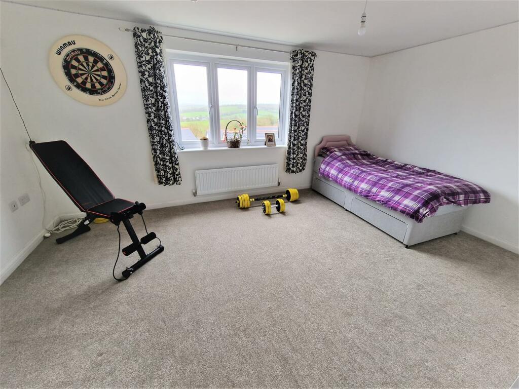 Bedroom 1.jpg