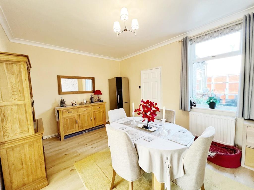Dining Room pic 2.jpg