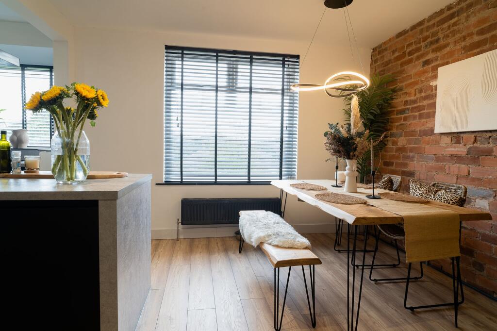 OPEN PLAN KITCHEN, DINING ROOM AND LIVING ROOM