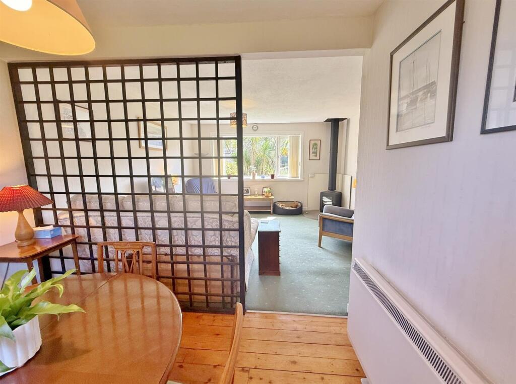 Dining area to lounge